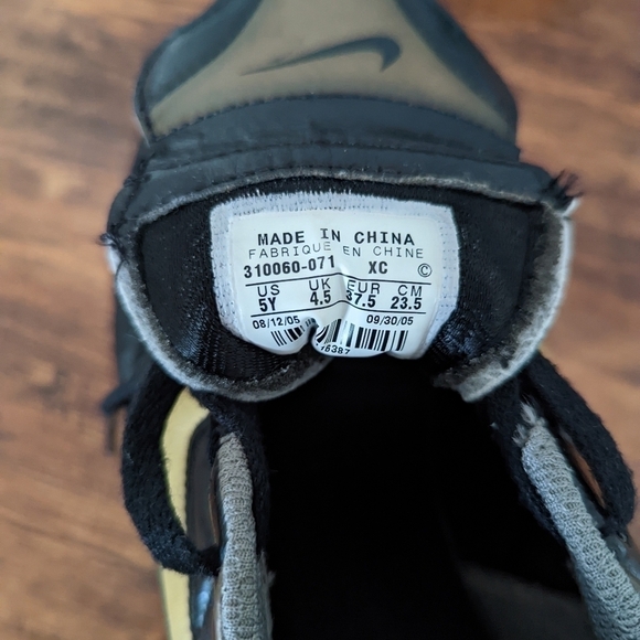 2/$15 CHILDREN'S (Girls/Boys) nike soccer cleats/Shoes- black and gold- size 5Y - Picture 4 of 4